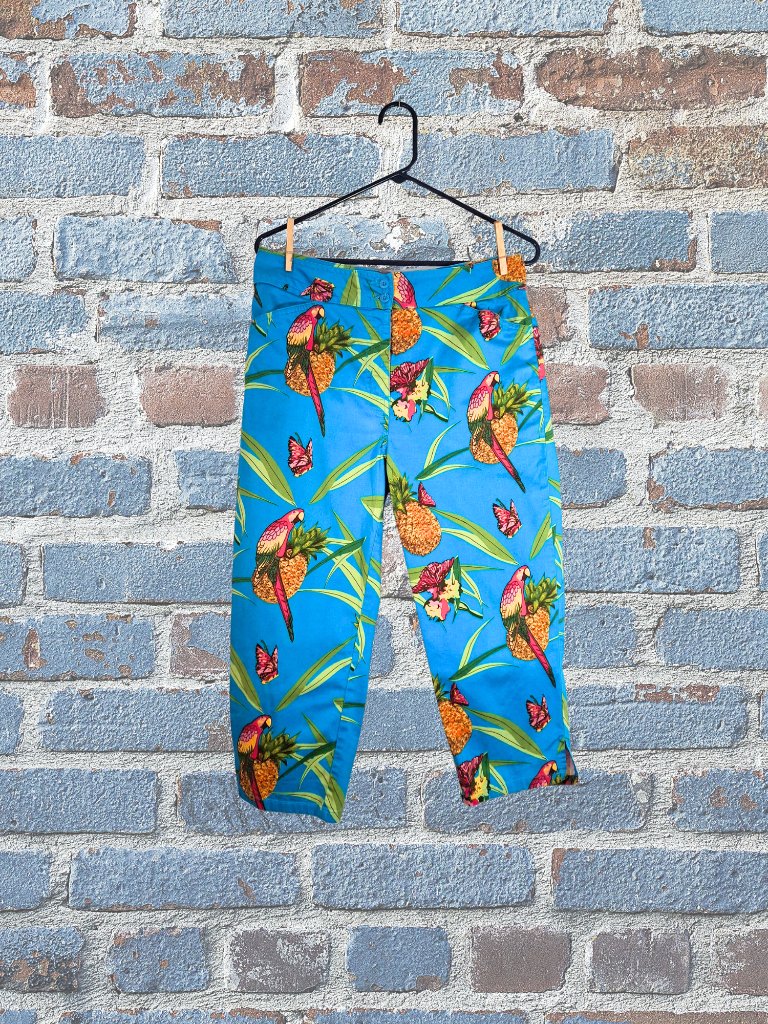 Bill Blass Stretch Jeans Brand Capris In Tropical Blue With Parrots Size 8